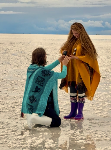 Mariana y Juan en salar arrodillados